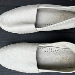 Minnetonka Moccasins Beige Leather Slip On in Excellent Condition